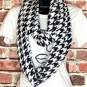 Houndstooth infinity scarf
